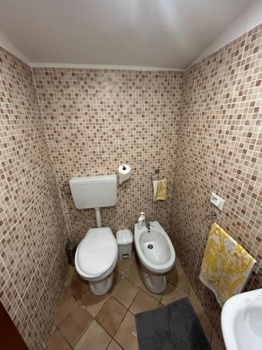 a bathroom with a toilet and a sink at Casa Dolly in Cagliari