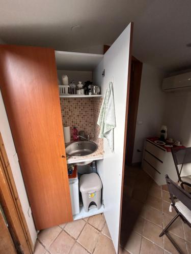 a small bathroom with a sink and a toilet at Casa Dolly in Cagliari