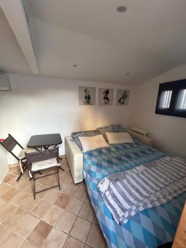 a bedroom with a bed and a desk in it at Casa Dolly in Cagliari
