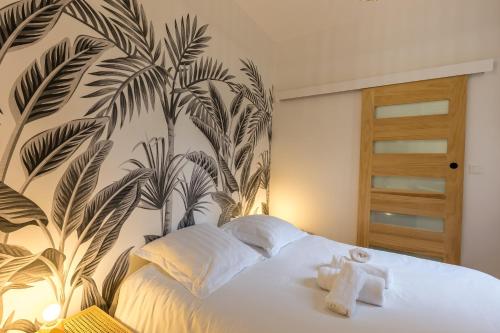 une chambre avec un lit avec deux animaux en peluche dessus dans l'établissement Le Bohême Chic - Appartement Hypercentre Le Mans, au Mans