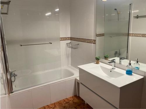 La salle de bains est pourvue d'un lavabo, d'une douche et d'une baignoire. dans l'établissement Piso en Pedregalejo a 50m de la playa., à Malaga