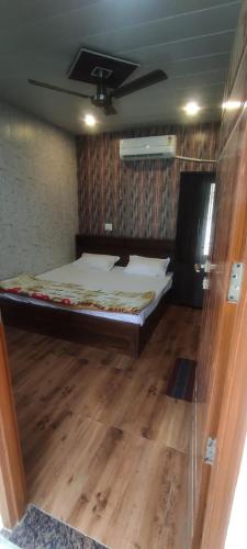 - une chambre avec un lit et un plafond dans l'établissement Ayodhya Vatika, à Gorakhpur