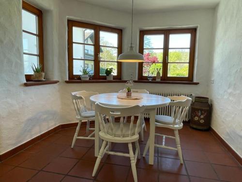 uma sala de jantar com uma mesa branca e cadeiras em Landhaus an den Weinbergen em Pfaffenweiler
