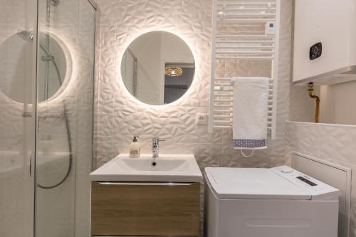 une salle de bain avec un lavabo et un miroir dans l'établissement Le Bohême Chic - Appartement Hypercentre Le Mans, au Mans
