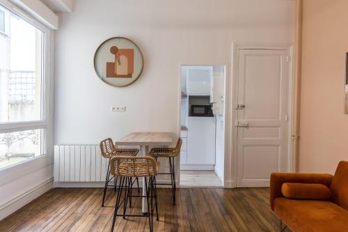un salon avec une table et des chaises dans l'établissement Le Bohême Chic - Appartement Hypercentre Le Mans, au Mans
