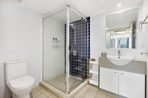 A bathroom at 2-Bed City Abode with Swimming Pool Gym & Views