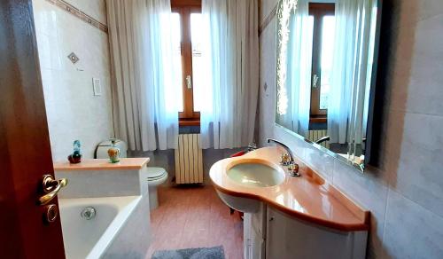 ein Badezimmer mit einem Waschbecken, einem WC und einem Spiegel in der Unterkunft [TERME] CASA IN STILE CLASSICO IN TOSCANA CON TERRAZZO in Montecatini Terme