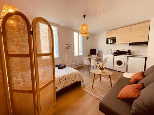 sala de estar con cama y cocina en Le Wild Terracotta - Centre historique - Wifi et TV connectée - Stationnement à proximité en Niort