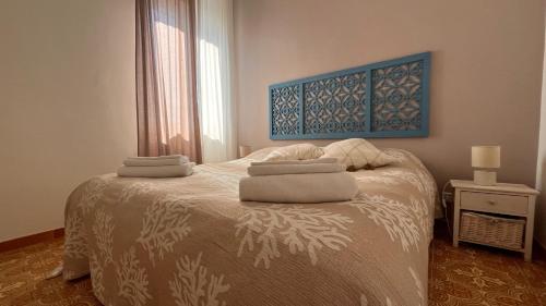 Un dormitorio con una cama con toallas. en VILLA GIORGIA, en Savelletri di Fasano