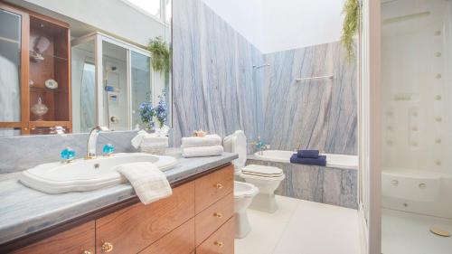 ein Badezimmer mit einem Waschbecken, einem WC und einer Badewanne in der Unterkunft Hotel Boutique Edelweiss La Garriga in La Garriga