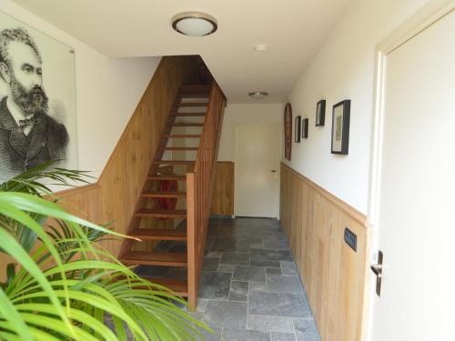 eine Treppe in einem Haus mit einem Gemälde an der Wand in der Unterkunft Pleasant Holiday Home near the centre of Haaren in Haaren