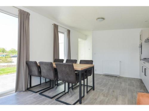 uma sala de jantar com mesa e cadeiras em Brand new chalets at 10 minutes from the Oosterschelde em heinkenszand