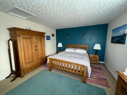 Postel nebo postele na pokoji v ubytování Tornaroan Cottage