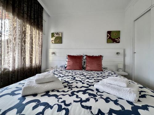 1 dormitorio con 1 cama con 2 almohadas en Las Palomas Beach, en Torremolinos