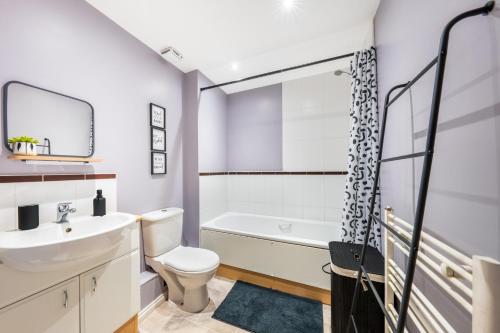 a bathroom with a sink and a toilet and a tub at Business & Family Friendly Accommodation with FREE Private Gated Parking in Hatfield - Business Park, Hertfordshire University, Fast trains to London in Hatfield