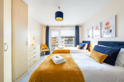 a bedroom with two beds and a window at 2 Bedroom Apartment in Hatfield - Gated Free Parking - Amazing for Contractors - Private Bathrooms - Near University & Business Park - Big savings on Longer Stays in Hatfield