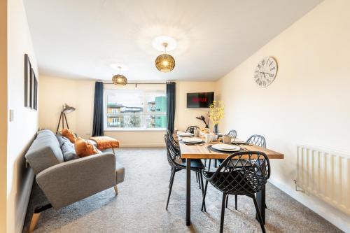 a living room with a table and a couch at 2 Bedroom Apartment in Hatfield - Gated Free Parking - Amazing for Contractors - Private Bathrooms - Near University & Business Park - Big savings on Longer Stays in Hatfield