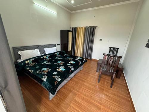 ein Schlafzimmer mit einem Bett und einem Stuhl in der Unterkunft The Hill Paradise in Bhowāli