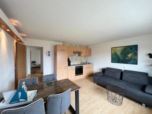 ボートマン・ルートヴィヒスハーフェンにあるFerienwohnungen AVIVA Bodman - Urlaub in unmittelbarer Seenäheのソファとテーブルのあるリビングルーム