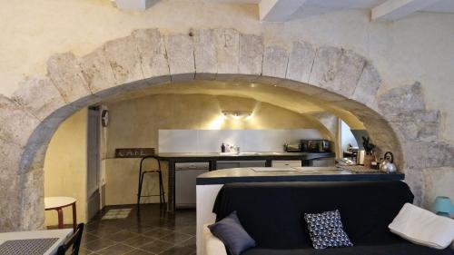 - une cuisine avec une voûte en pierre dans une pièce dans l'établissement La belle des Remparts, à Sérignan