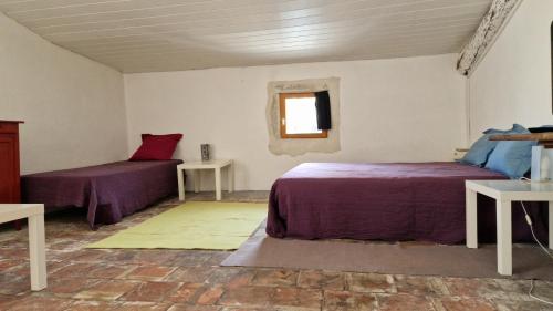 une chambre avec deux lits et une fenêtre dans l'établissement La belle des Remparts, à Sérignan