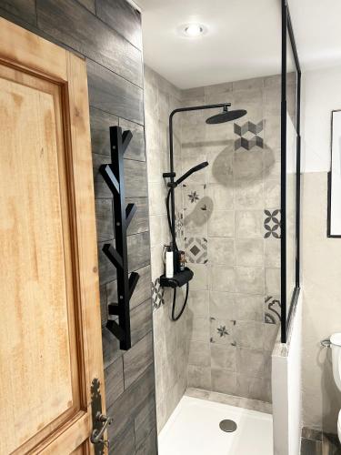une salle de bain avec une douche avec une porte vitrée dans l'établissement Casanostra - T3 avec terrasse proche de Cassis, à Roquefort-la-Bédoule