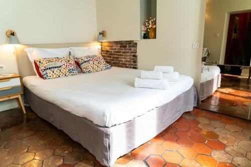 Cette chambre comprend un grand lit et des serviettes. dans l'établissement Studio cosy au cœur de Paris, à Paris
