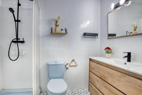 łazienka z toaletą i umywalką w obiekcie Dora w mieście L'Escala