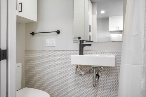 bagno con lavandino bianco e servizi igienici di Blueground Capitol Hill patio gym laundry SEA-729 a Seattle