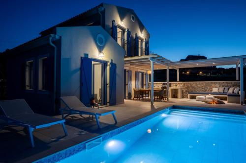La alberca dentro o cerca de Villa Ariste with stunning views near Fiscardo