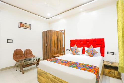 Llit o llits en una habitació de FabHotel Prime Krishna Inn Resort