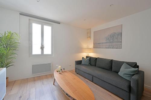 un salon avec un canapé et une table basse dans l'établissement Studio Arthur - Proche Théatres et Place des corps saints - WIFI, à Avignon