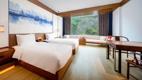 Ένα ή περισσότερα κρεβάτια σε δωμάτιο στο Hotel Indigo Dali Erhai by IHG