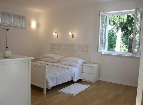 Un pat sau paturi într-o cameră la Suncana Apartments Dubrovnik