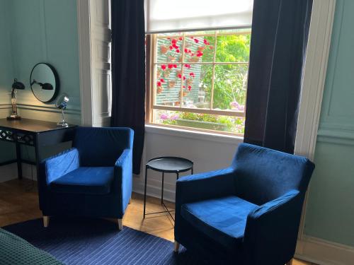 Un lugar para sentarse en manorhaus RUTHIN - manorhaus collection