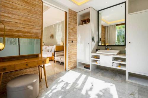uma casa de banho com um lavatório e um espelho em Entire 1 BR Villa W/Private Pool NE71 em Seminyak