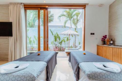 Duas camas num quarto com vista para o oceano em Entire 1 BR Villa W/Private Pool NE71 em Seminyak