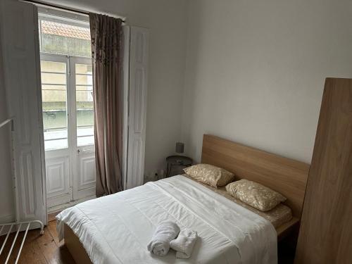 sypialnia z łóżkiem z dwoma ręcznikami w obiekcie Palmela Castle Rooms w mieście Palmela