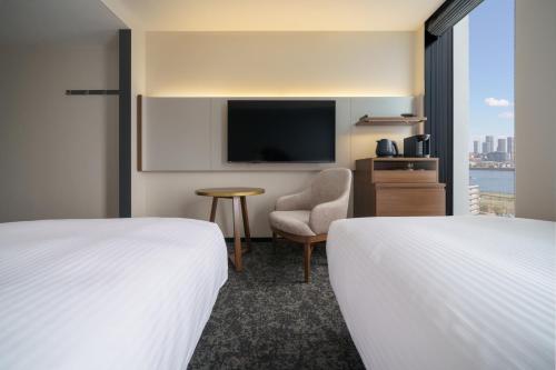 a hotel room with two beds and a tv at Premier hotel -CABIN PRESIDENT- Tokyo in Tokyo