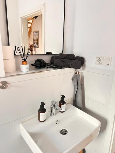 Koupelna v ubytování Dachgeschoss-Maisonette-Apartment mit Klimaanlage