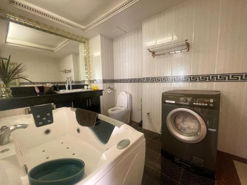 Ένα μπάνιο στο OceanView Relaxing Suite & Yahaha