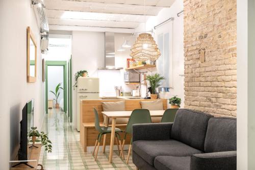 Charming renovated Apt minutes from the center