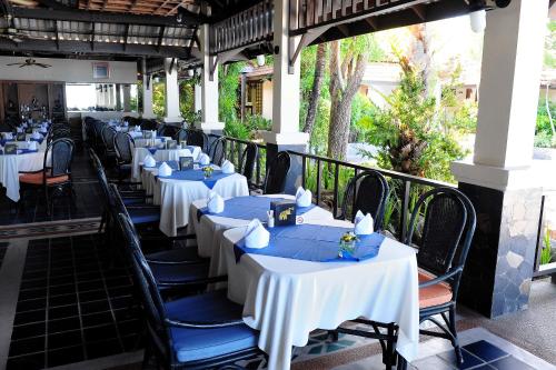 Een restaurant of ander eetgelegenheid bij Samui Natien Resort