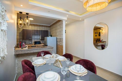 Restoran või mõni muu söögikoht majutusasutuses Dormiery Premium Sea View Apartments