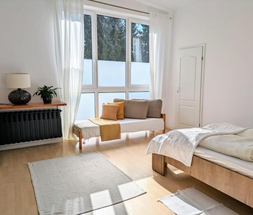 1 dormitorio con cama, sofá y ventana en Muelle en Kołobrzeg
