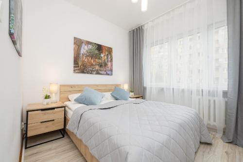 Bright Apartment in Warsaw Center with Two Bedrooms and Balcony by Noclegi Renters