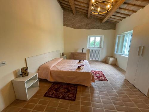 een slaapkamer met een groot bed in een kamer bij Casale san Valentino in Tavullia