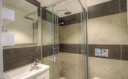 une salle de bain avec douche et lavabo dans l'établissement Villa CORSICA SUN, Résidence Cala Rossa Bay, à Lecci