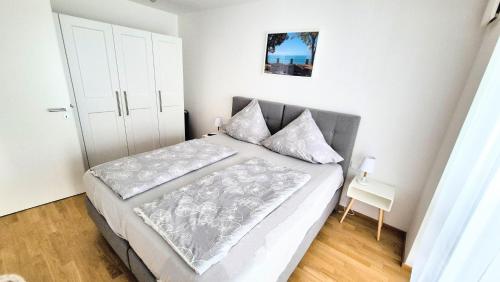 małą sypialnię z łóżkiem w pokoju w obiekcie BodenSEE City Apartment Friedrichshafen CASA GRAF w mieście Friedrichshafen