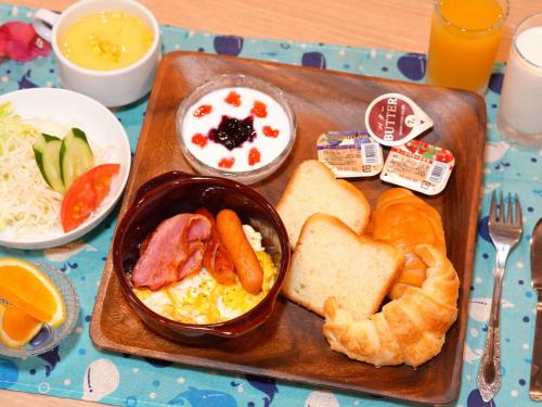 un vassoio con prodotti per la colazione su un tavolo di HOTEL KANALOA a Tokashiki